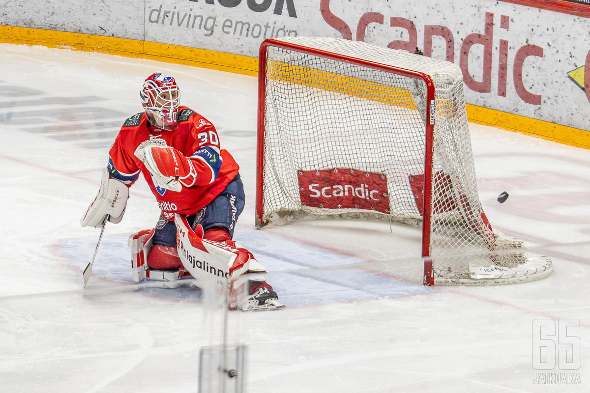 Roope Taponen avaa HIFK:n maalivahtina.