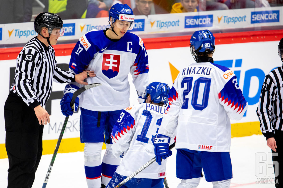 Slovakian kapteeni sai lähteä joukkueensa kanssa kallella kypärin Werk Arenalta.