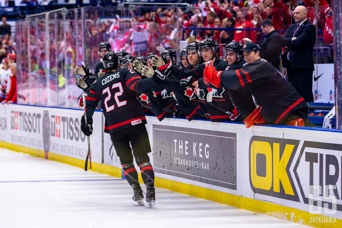 Dylan Cozens pääsi tuulettamaan Kanadan avausmaalia. 