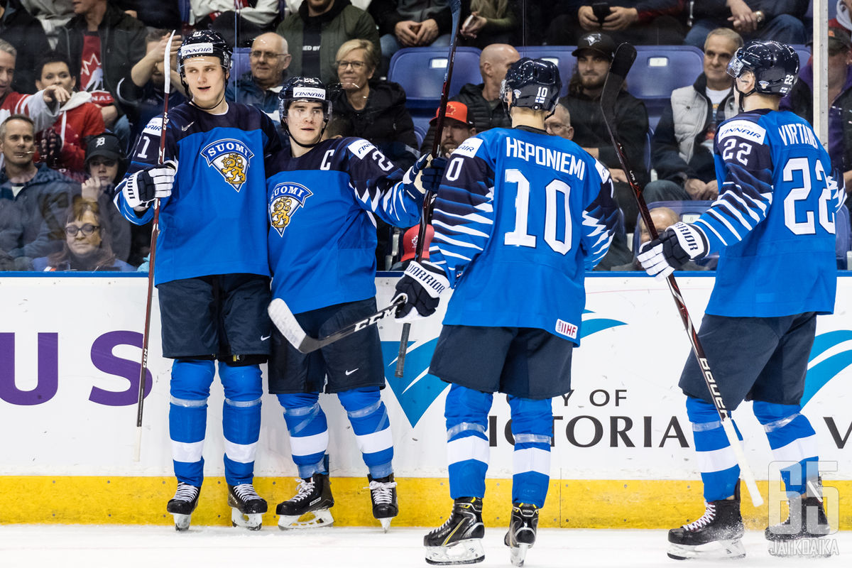 Kapteeni Aarne Talvitie vei Nuoret Leijonat 2-0-johtoon avauserässä.