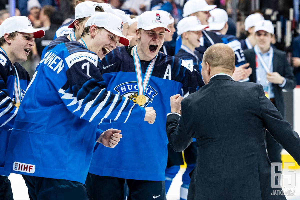 Urho Vaakanainen ja Henri Jokiharju hyvästelevät juniorimaajoukkueet kultamitalit kaulassa.