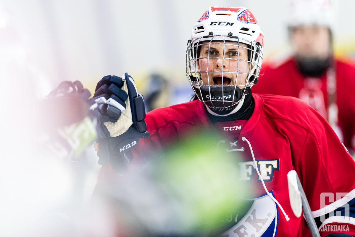 Saara Niemi toimii nykyään HIFK:n päävalmentajana.