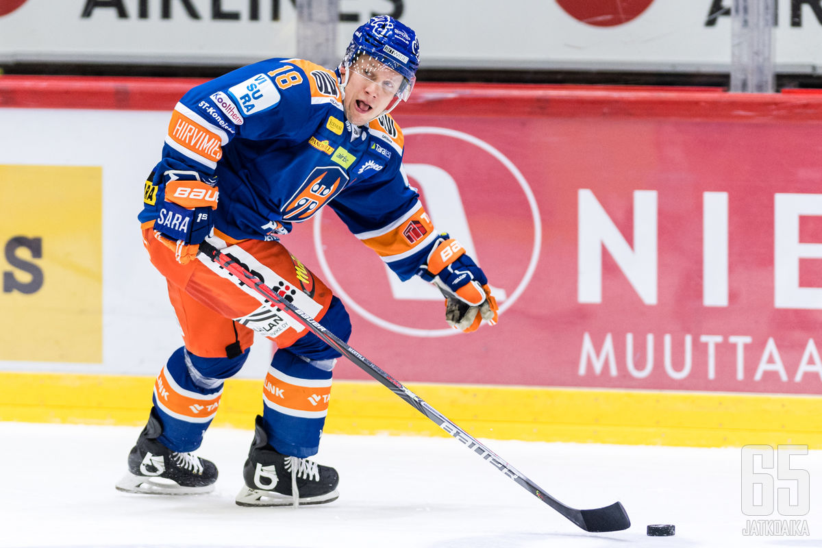 Tappara-puolustaja Tuukka Mäntylä kannettiin taklauksen jälkeen paareilla kentältä.