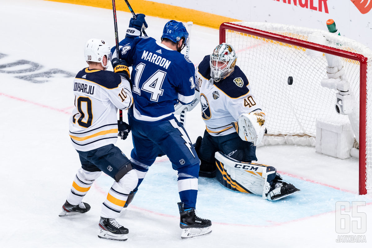 Henri Jokiharju ja Sabres-puolustus olivat vaikeuksissa kaksi maalia iskeneen Patrick Maroonin kanssa.