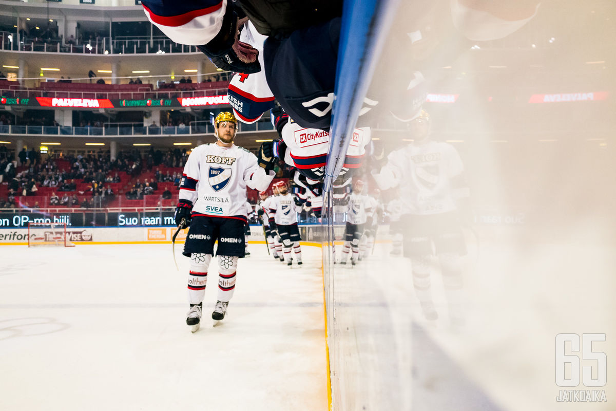 IFK:n kultakypärä Teemu Turunen palasi tehokkaasti pelikentille lievän loukkaantumisensa jälkeen. Turunen iski tehot 1+1, kun IFK kaatoi TPS:n lukemin 2–5.