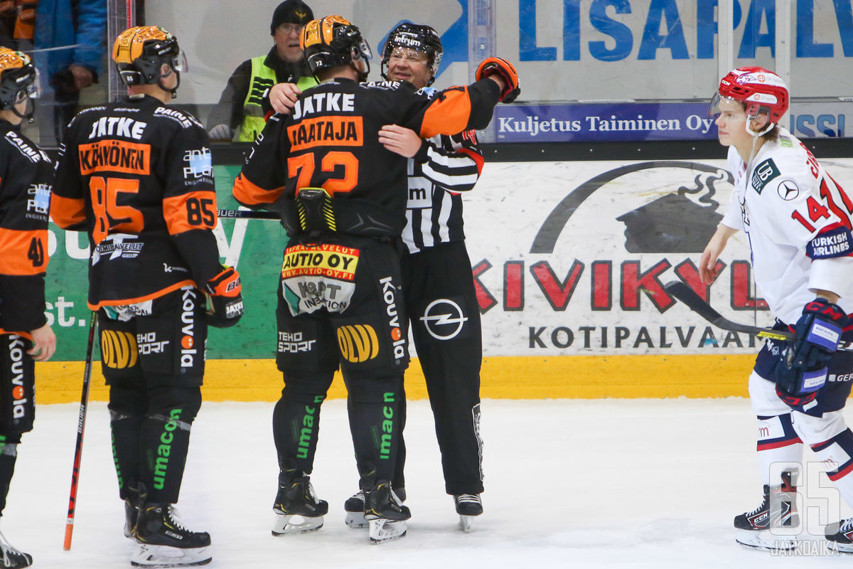 KooKoon ja HIFK:n ottelu päättyi harvinaiseen näkyyn, kun molemmat joukkueet kävivät mies mieheltä halaamassa tuomarinpaidan henkariin ripustavan Jari Levosen.