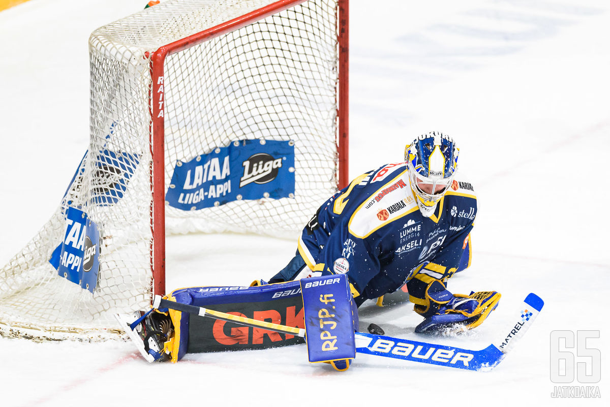 Maalivahti Sami Rajaniemi pelasi huippupelin Jukurien maalilla.