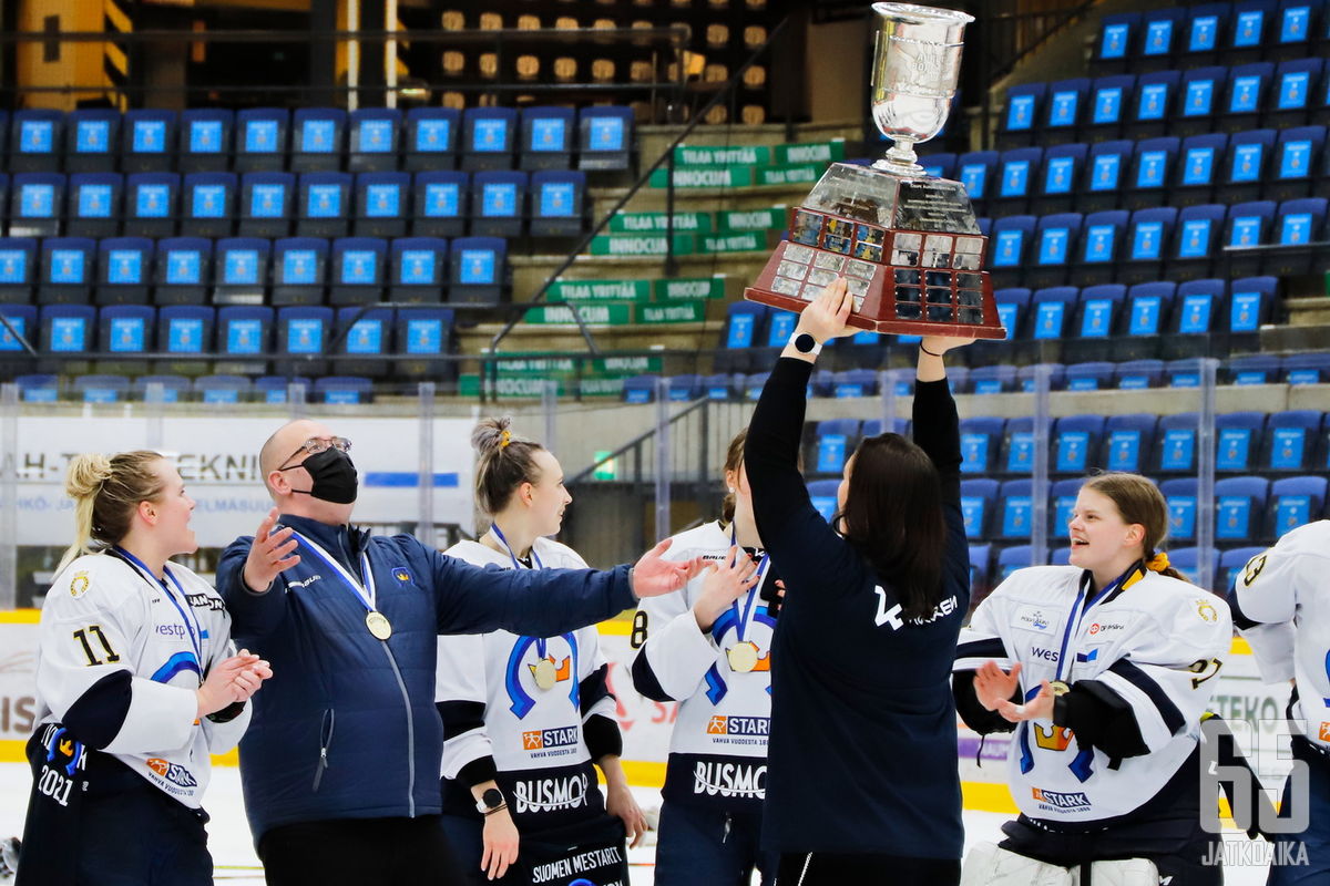 Keväällä Naisten Liiga päättyi K-Espoon juhliin.