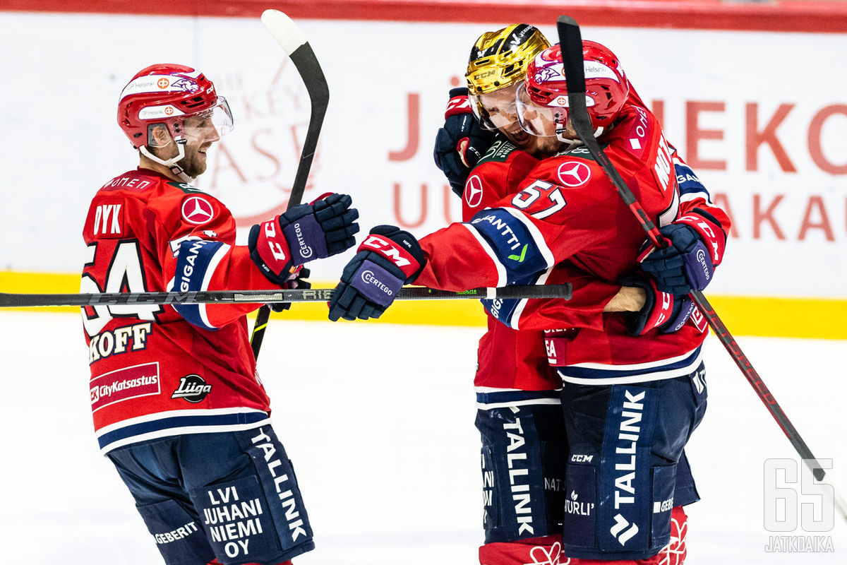 HIFK:n Sebastian Dyk (54), Teemu Tallberg (18) ja Johan Motin (57) Liiga-ottelussa HIFK - Ilves, Helsingin jäähallissa, 30. lokakuuta 2021.