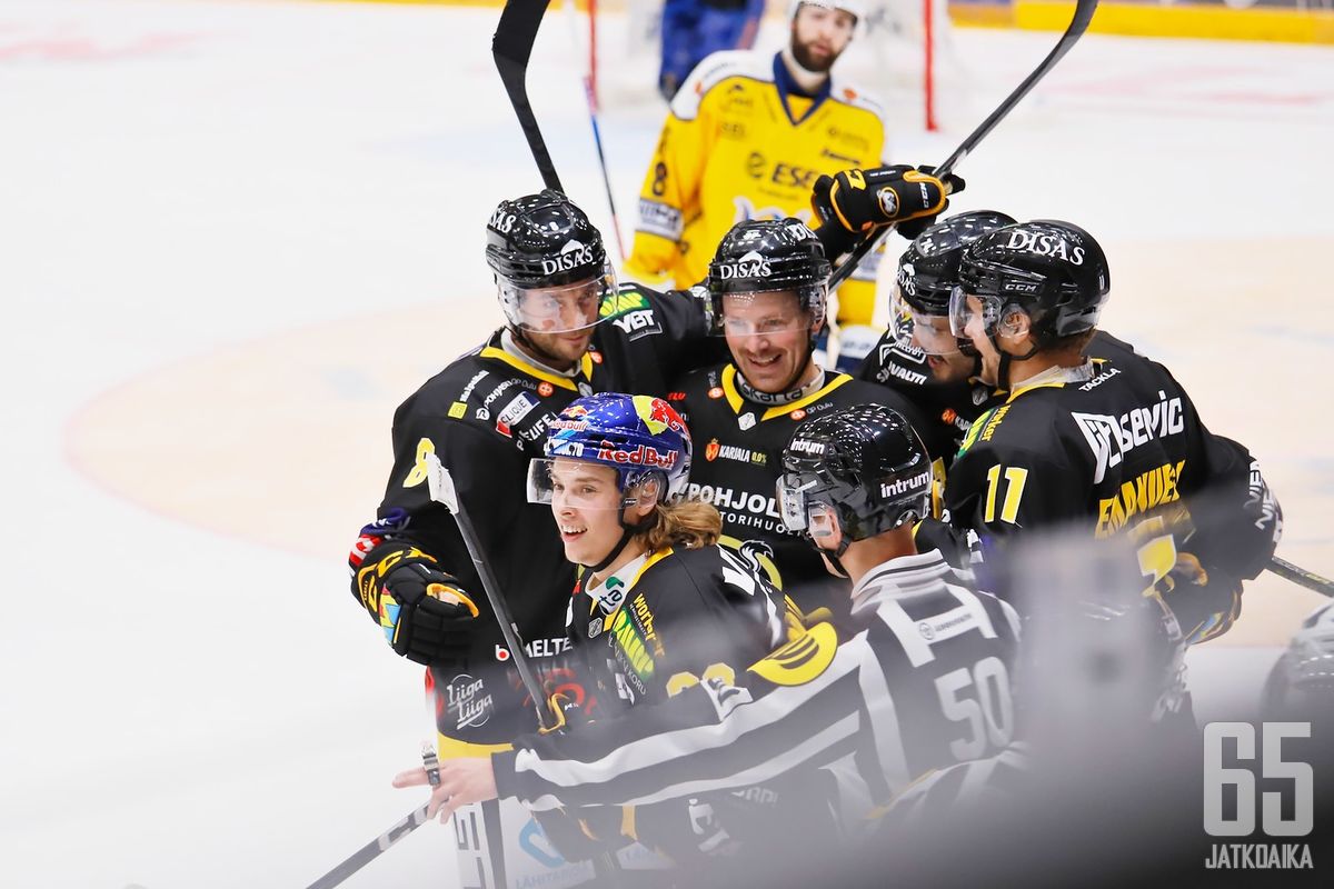 Kärpät voittoon jäädytysjuhlien ja jääongelmien jälkeen  -  Kärpät - Jukurit - LIIGA - Otteluraportti  - Kaikki  jääkiekosta