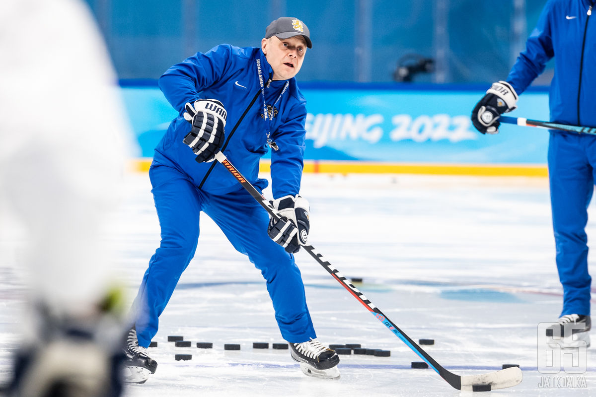 Juuso Toivolan debyytti Naisleijonien peräsimessä päättyi murskatappioon.