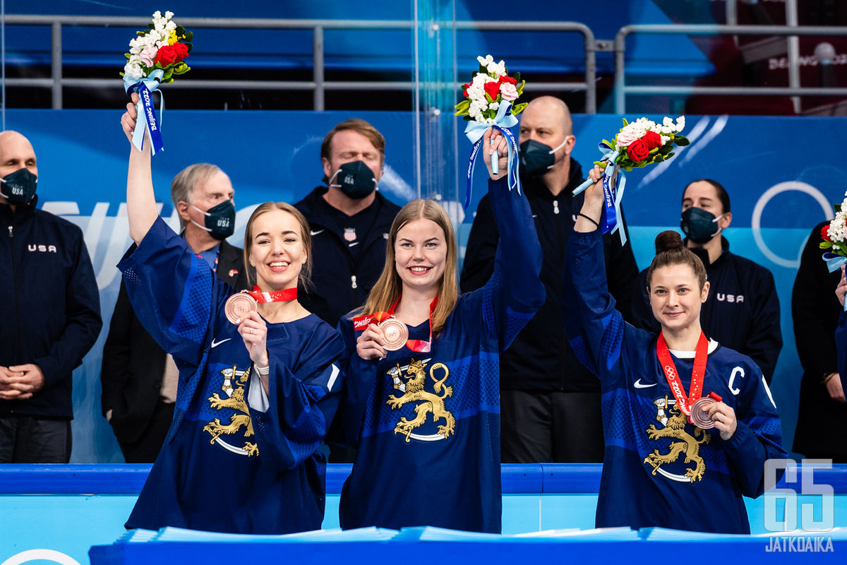 Eveliina Mäkisellä (vasemmalla) on useita arvokisamitaleita. Hän oli mukana myös Pekingissä olympiapronssia voittaneessa joukkueessa.