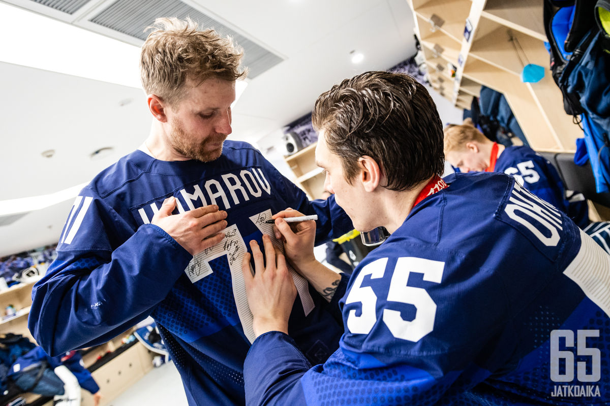 Jääkiekkoleijonat vaihtoivat olympiafinaalin jälkeen nimikirjoituksia toistensa kanssa.