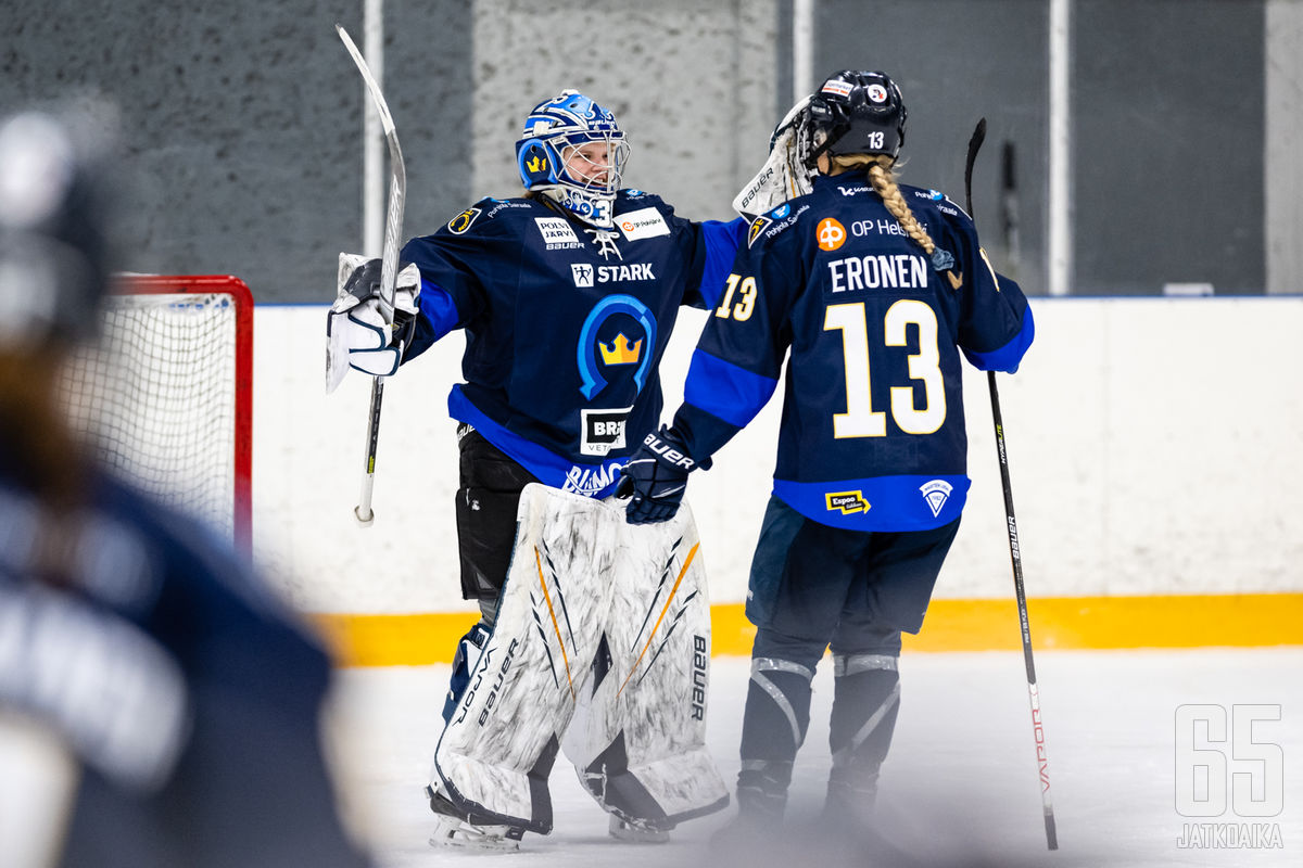 Kiekko-Espoon Tiia Pajarinen aloitttaa Naisleijonien maalilla. Ada Eronen on puolestaan seitsemäs puolustaja.