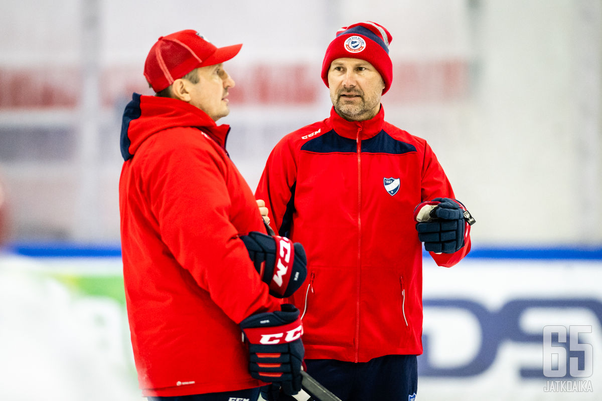 Kimmo Kuhta (oikealla) HIFK:n päävalmentajan Ville Peltosen kanssa.