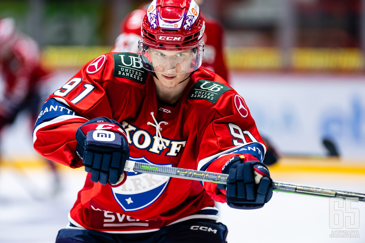 Ex-HIFK-pelaaja Elis Hede on ollut alkukaudella DELin tehokkain suomalaispelaaja.