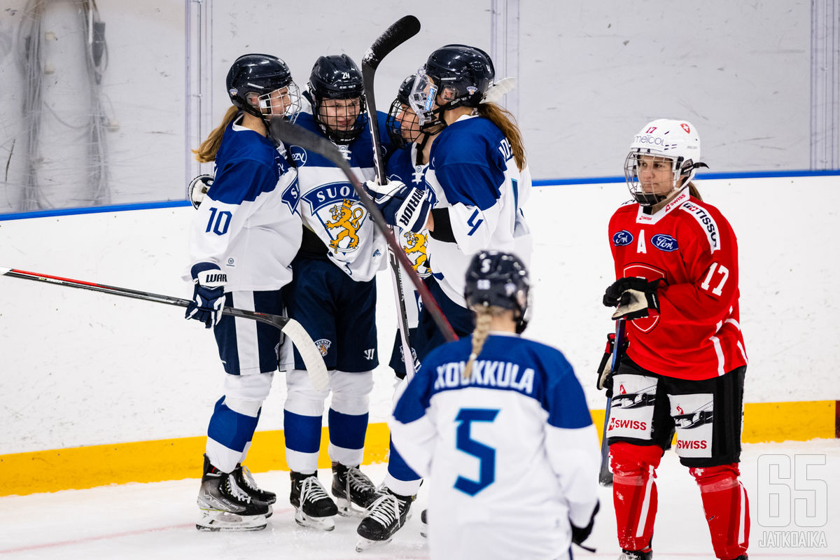 MM-kisoista tutut naisleijonapelaajat värkkäsivät Suomen avausmaalin.