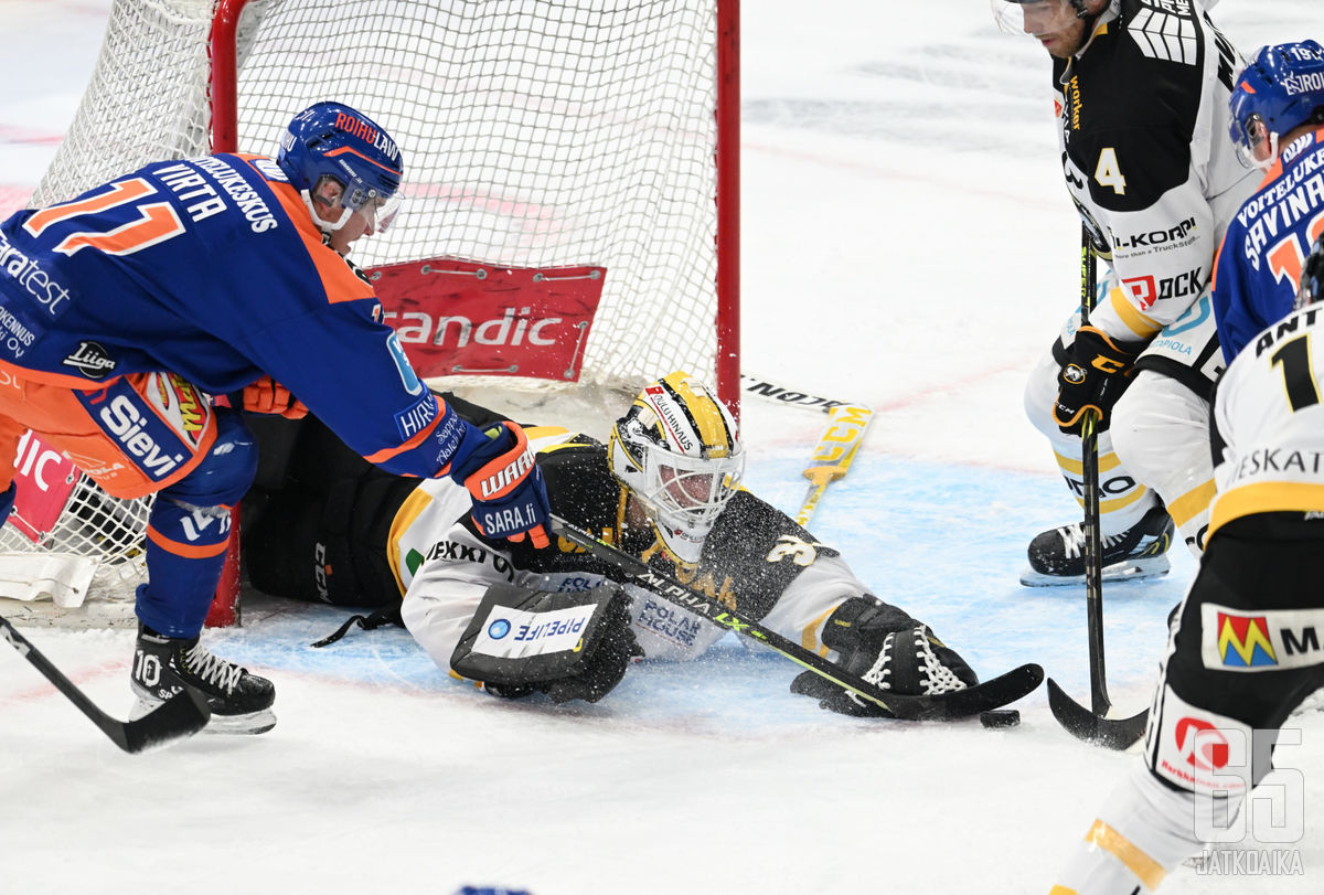 Maalivahdit olivat Tappara−Kärpät-ottelussa kentän parhaat.