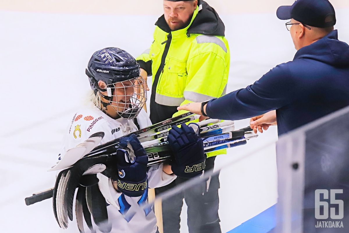 Konkari Lehtopelto toimitti varamailat vaihtopenkiltä pukusuojaan juhlaottelunsa päätteeksi.