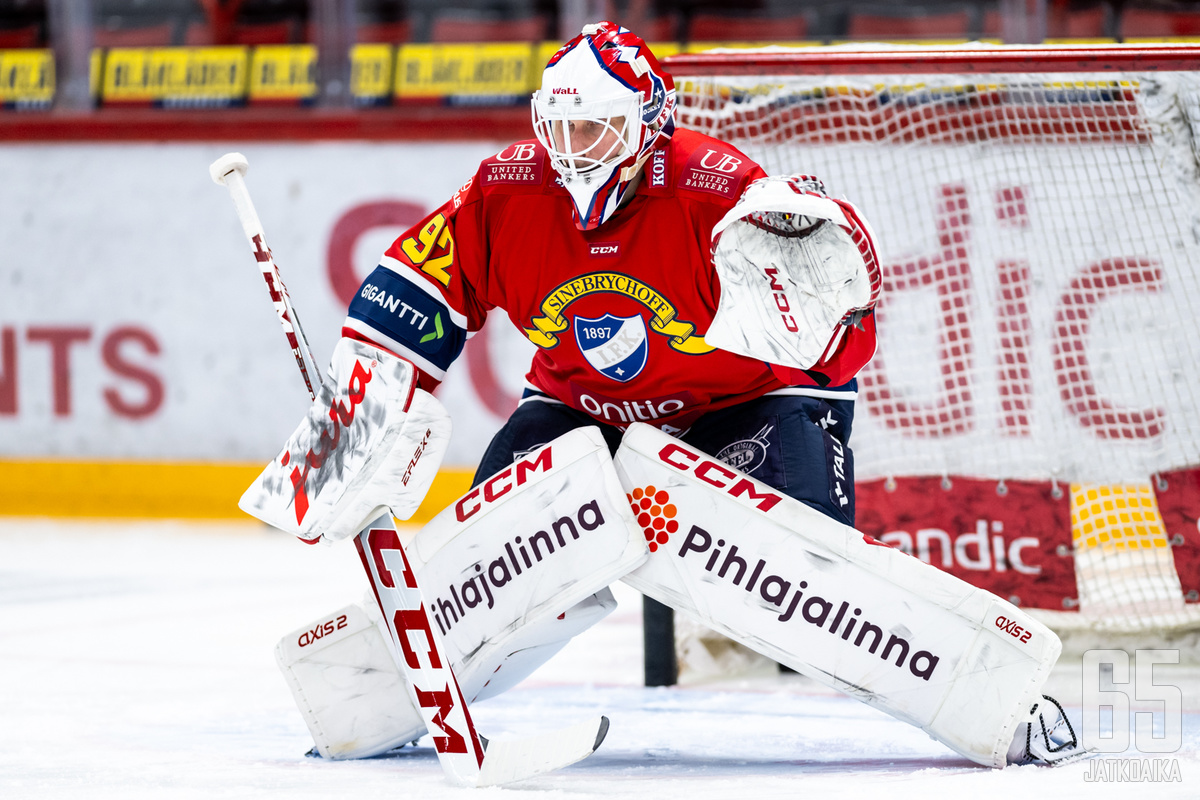 Hovinen nousi viime kevään pudotuspeleissä HIFK:n ykkösvahdiksi.