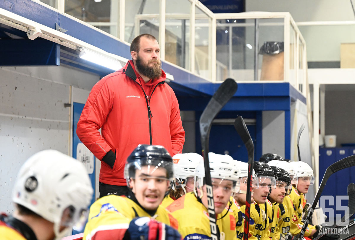 Jonne Virtanen on valmentanut Suomi-Sarjan HC Kaarina Indiansia pelaajauransa jälkeen.