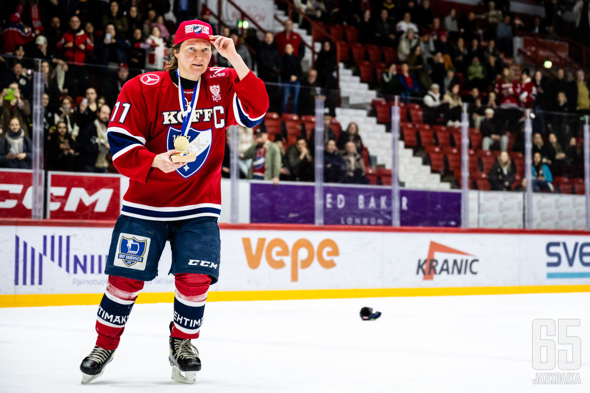 Karoliina Rantamäki pääsi juhlimaan mestaruuksia HIFK:n paidassa.