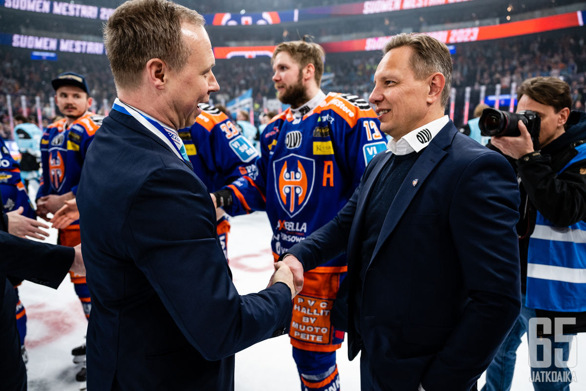 Pelicansin päävalmentaja Tommi Niemelä ja Tapparan päävalmentaja Jussi Tapola Liigan 5. finaaliottelussa Tappara - Pelicans, Nokia Arenassa, 27. huhtikuuta 2023.