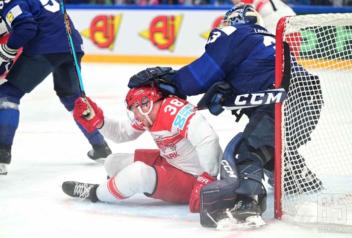 Emil Larmi torjuu Leijonien maalilla Tanska-ottelussa. 