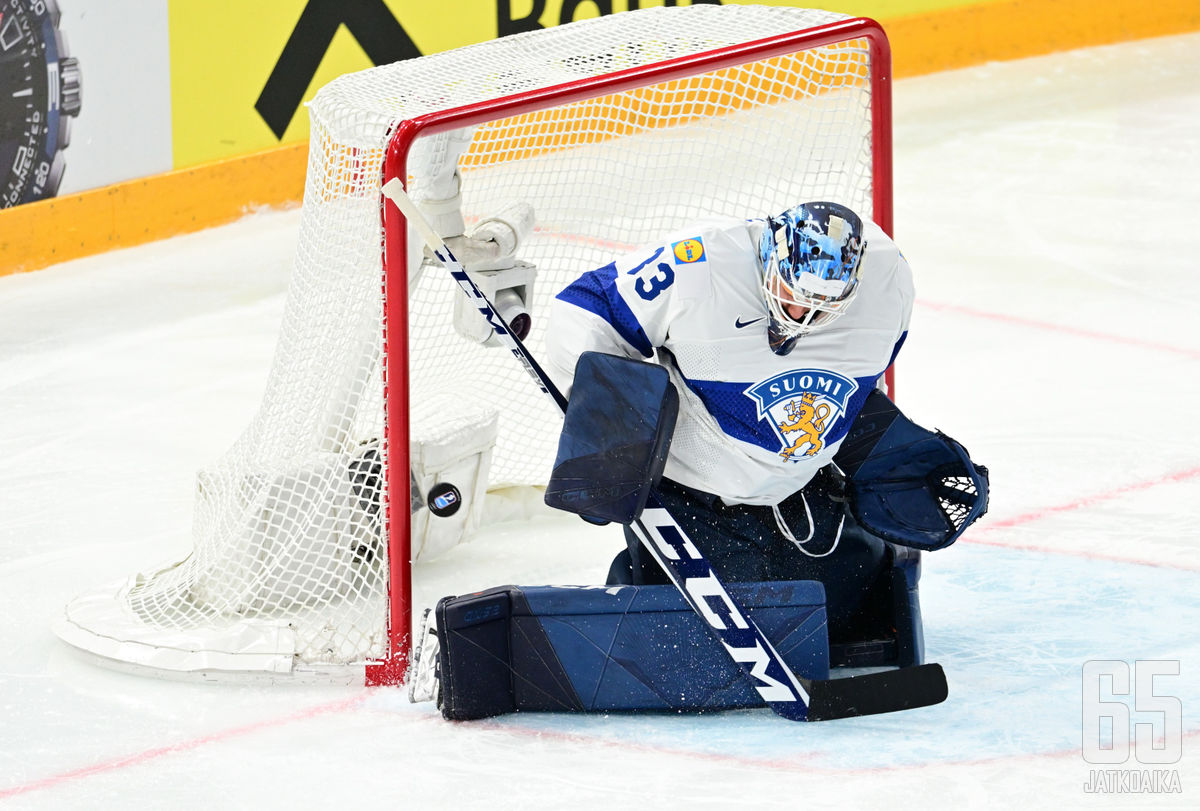 Emil Larmi torjuu Leijonien maalilla. 