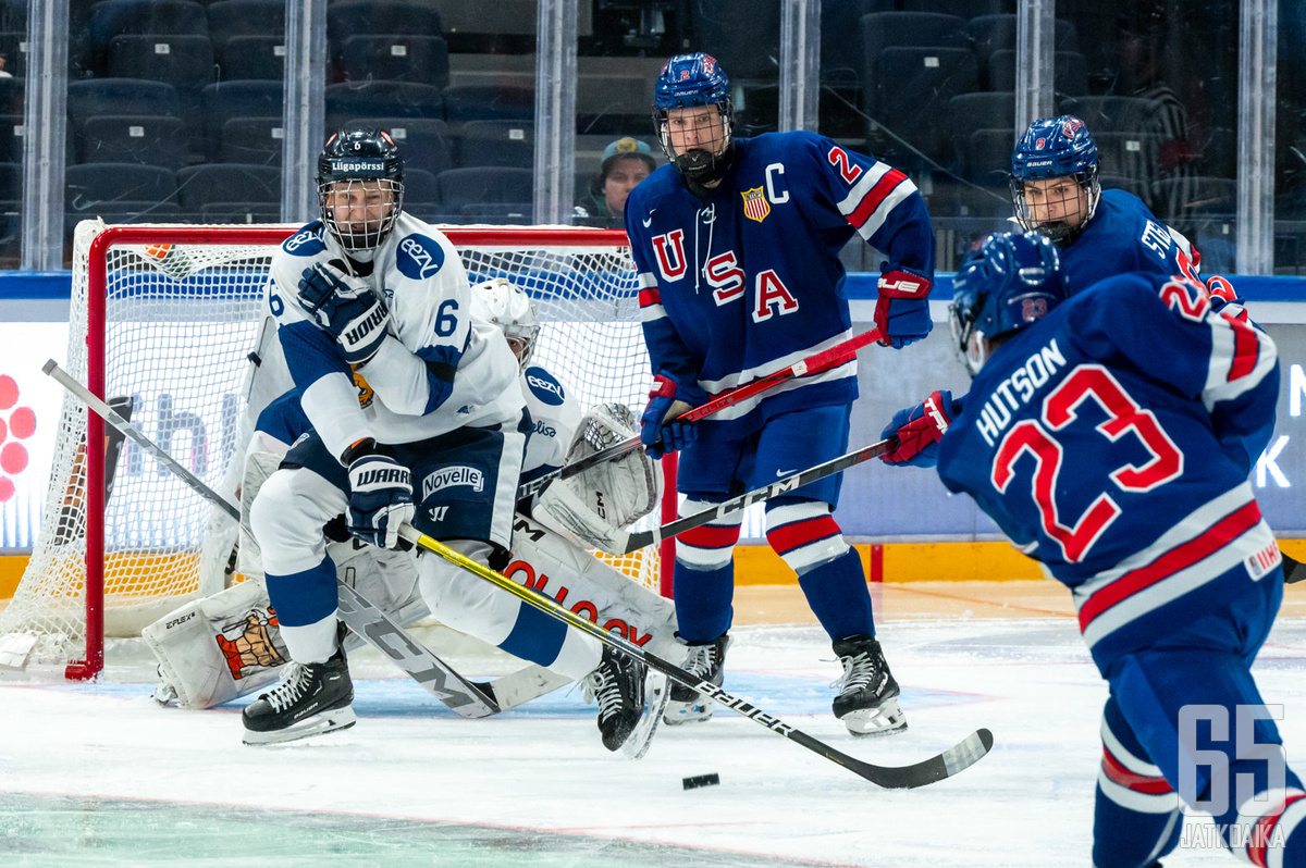 Muhonen on kantanut päällään jo maajoukkuepaitaakin. Kuva U16-turnauksesta vuodelta 2023.