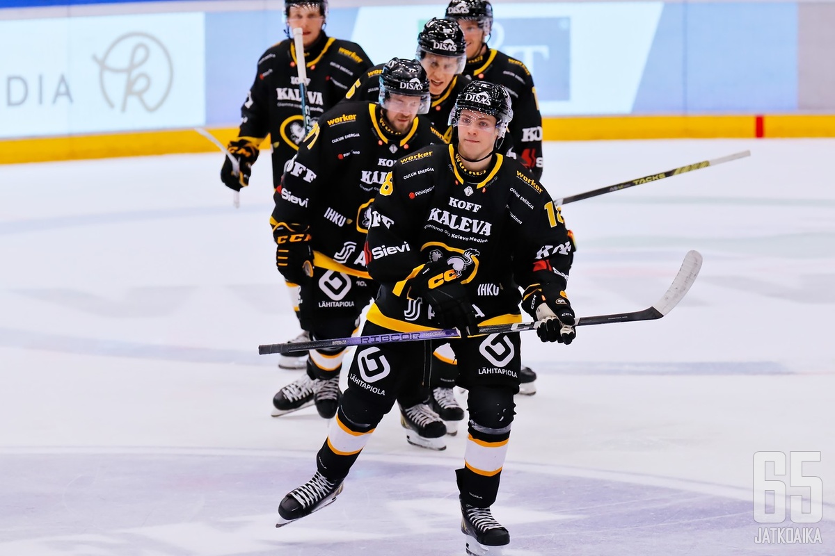 Kärpät luottaa nuoriin pelaajiin, kuten oululaispaidassa ensi kaudellakin pelaavaan Aleksi Antti-Roikoon.