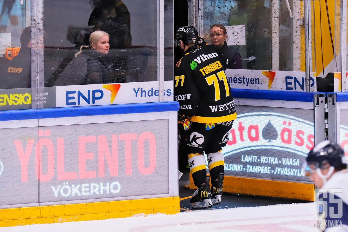 Teemu Turunen joutui keskiviikkona jättämään kaukalon loukkaantumisen takia.