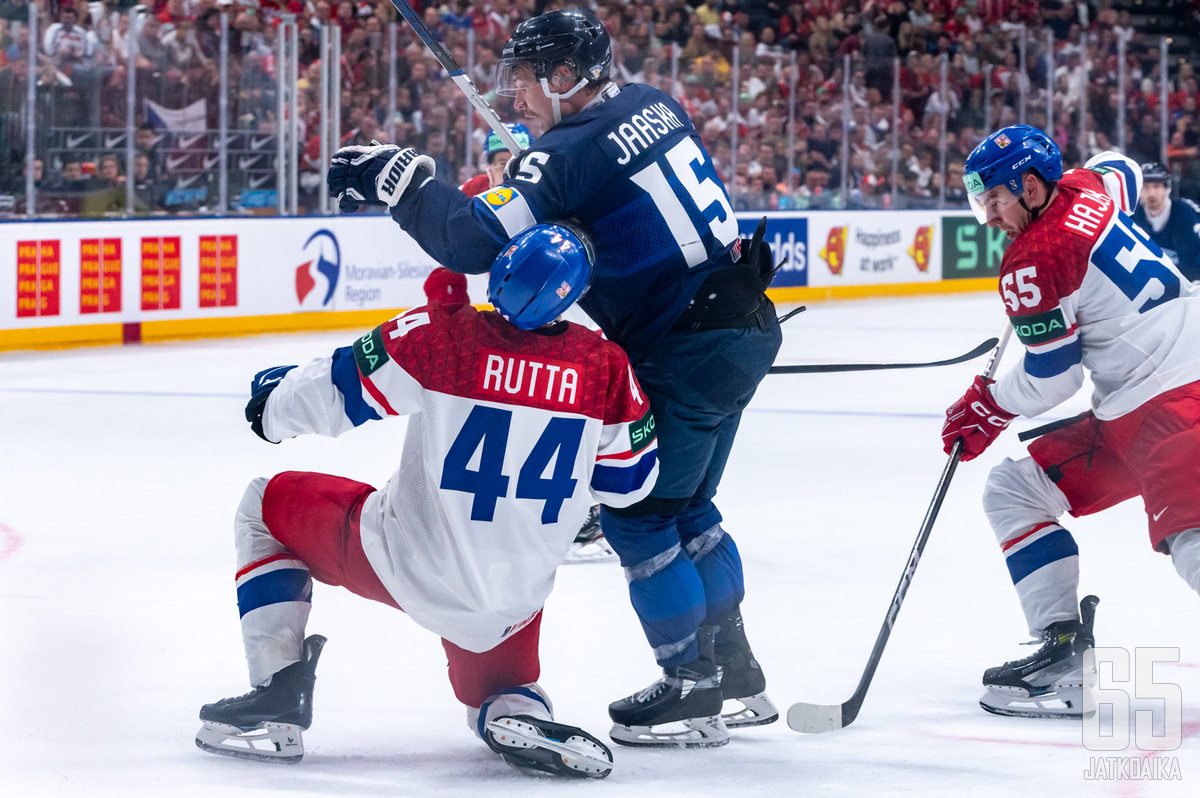 Rutta luutimassa Tšekki-paidassa Leijonia vastaan.