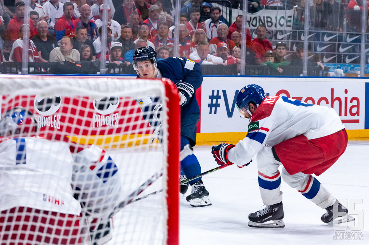 Kevään MM-kisoissa maalivahtien painajaiseksi noussut Oliver Kapanen jahtaa pelipaikkaa Montreal Canadiensista