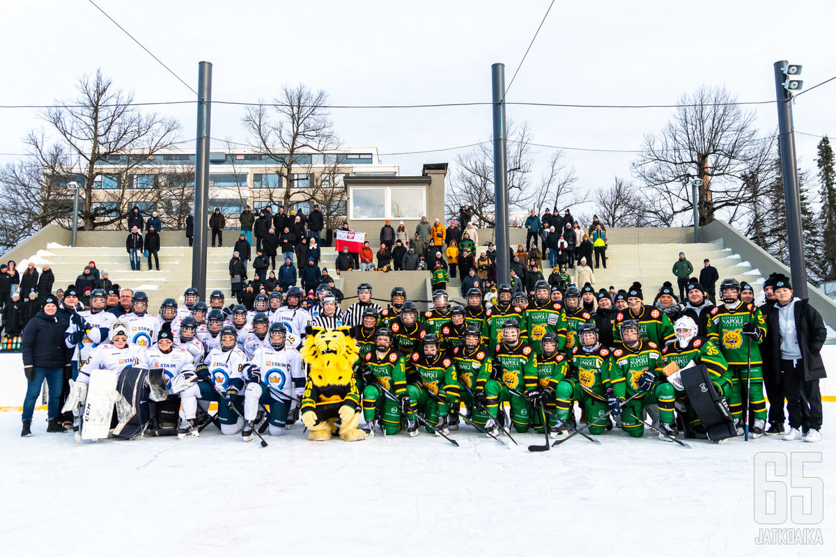 Ilves ja Kiekko-Espoo ryhmittyivät yhteiskuvaan talviklassikko-ottelun päätteeksi.