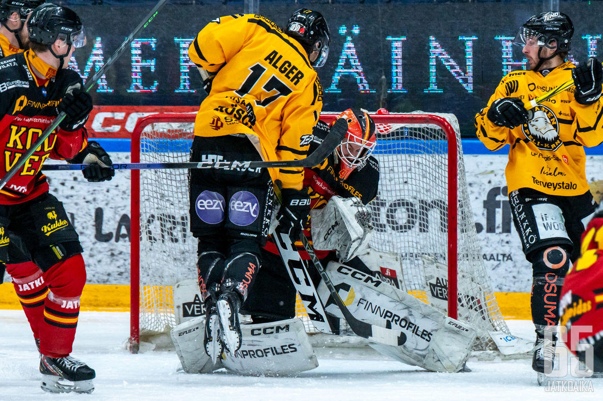 Austin Alger on ensimmäisellä Mestis-kaudellaan viihtynyt vastustajan maalin edessä.