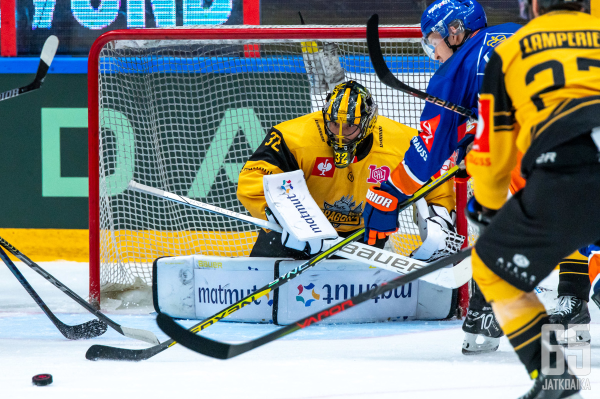 Vanha pelikaveri Lukosta, Julius Mattila, yritti ujuttaa kiekkoa Setäsen taakse.