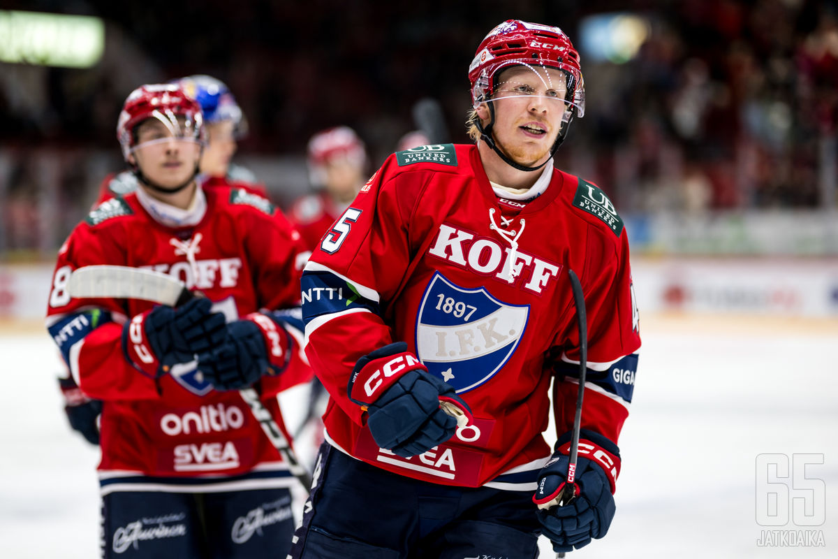 Micke-Max Åsten on pelannut kaikki uransa 500 Liiga-ottelua HIFK:ssa.