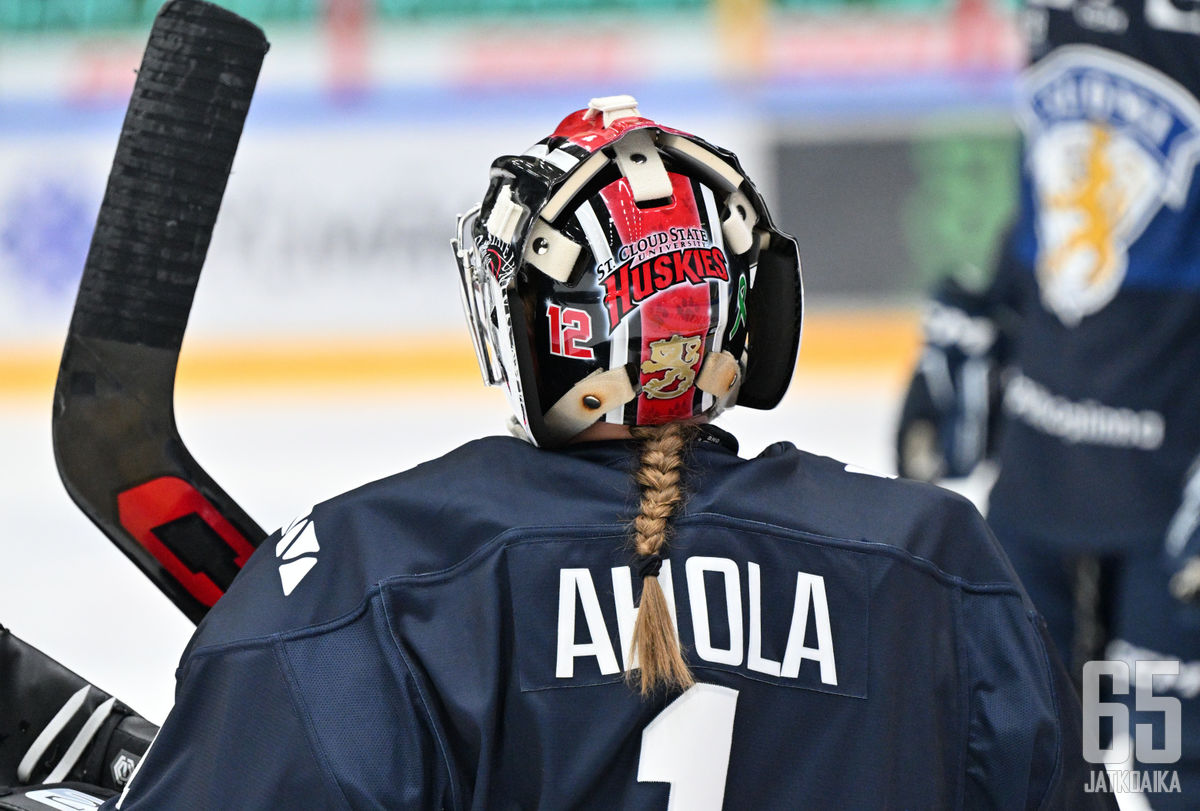 Sanni Ahola on toinen Naisleijonien maalivahdeista. Maalivahdit ovat seurakavereita. 