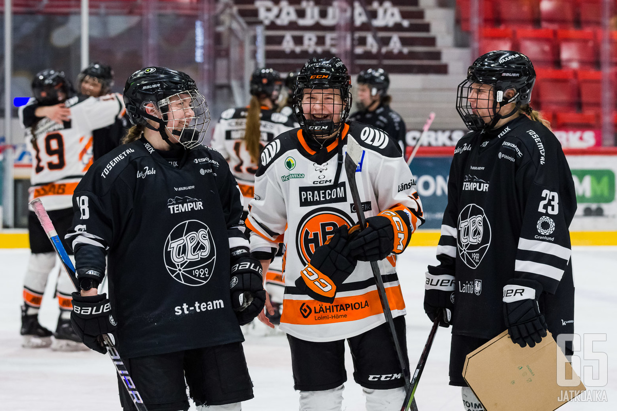 Eva Lamberg (keskellä) pelasi mainion harjoituskauden ja on nyt valmiina sekä Auroraliigan että maajoukkueen haasteisiin.