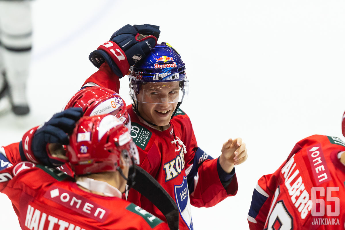 HIFK:n Otto Salin pääsi juhlimaan kotivoitossa Liiga-uransa avausmaalia.