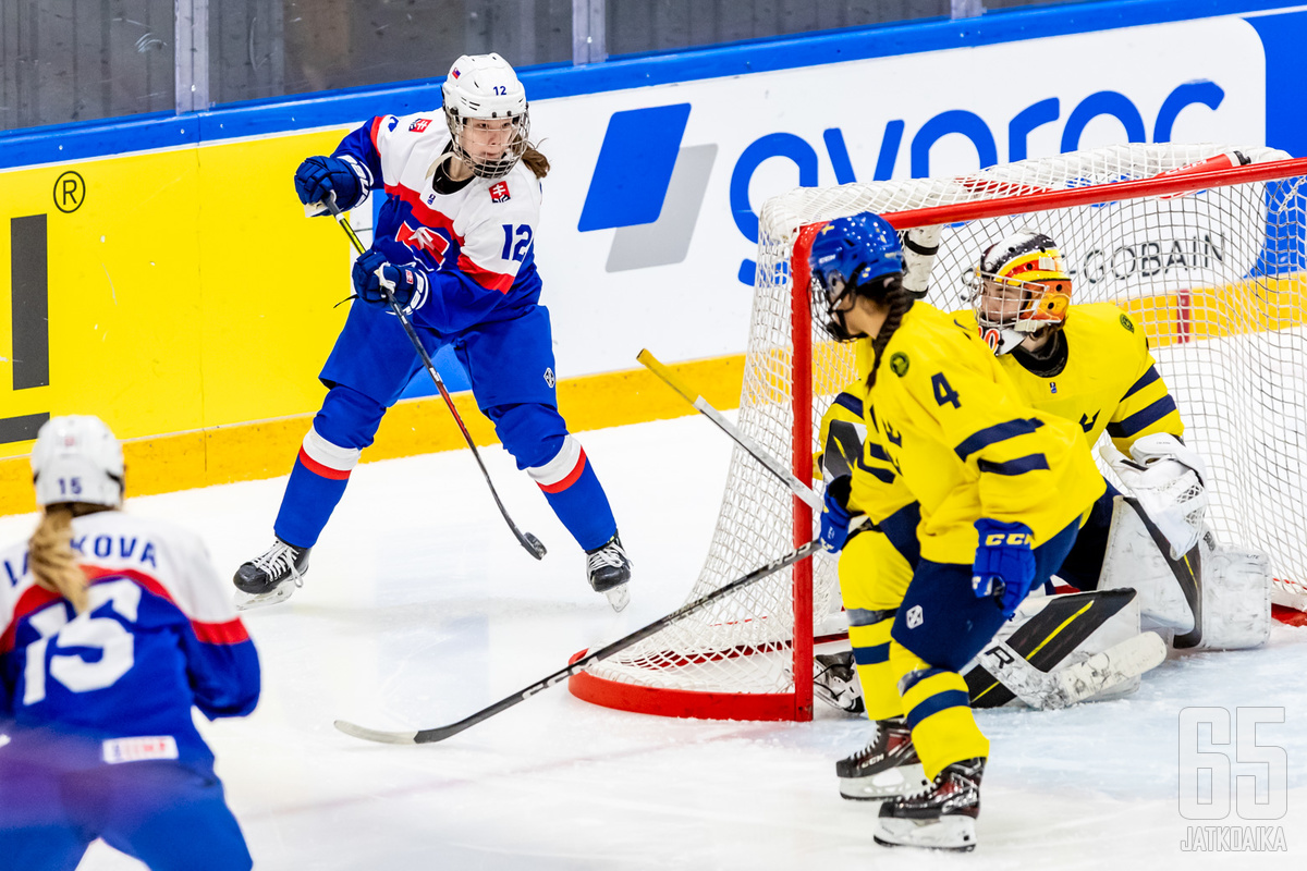 Slovakian tuolloin 14-vuotias ihmeteini Nela Lopušanová vippasi ilmaveivin Ruotsin verkkoon vuosi sitten ja voitti myös pistepörssin. Hän on tässäkin turnauksessa suurennuslasin alla.