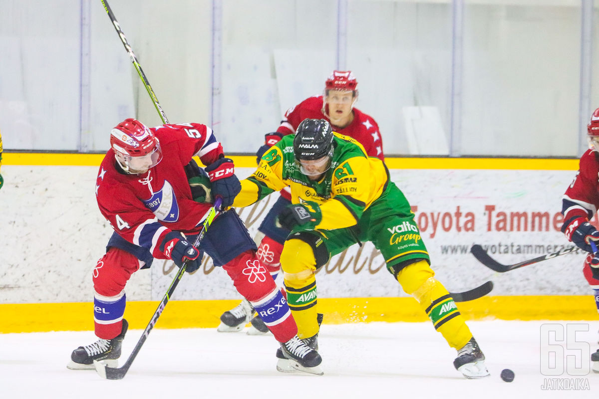 Ilves ja HIFK kamppailivat Tesoman jäähallissa hanakasti.