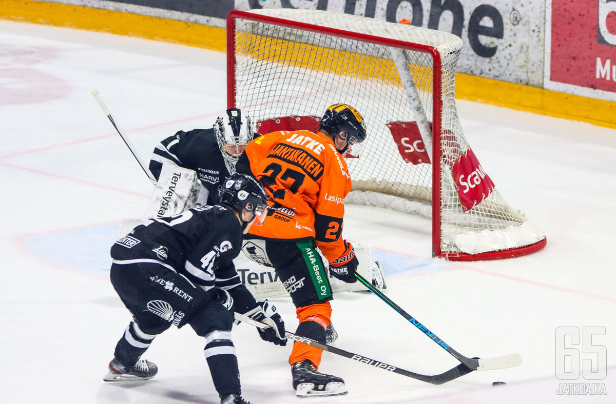 Maalien tekeminen on tuottanut KooKoolle vaikeuksia viime aikoina.