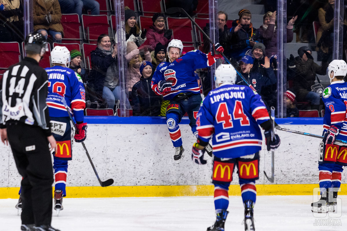 Henry Karjalainen villitsi kotiyleisöä ottelun ratkaisumaaliksi jääneellä osumallaan.