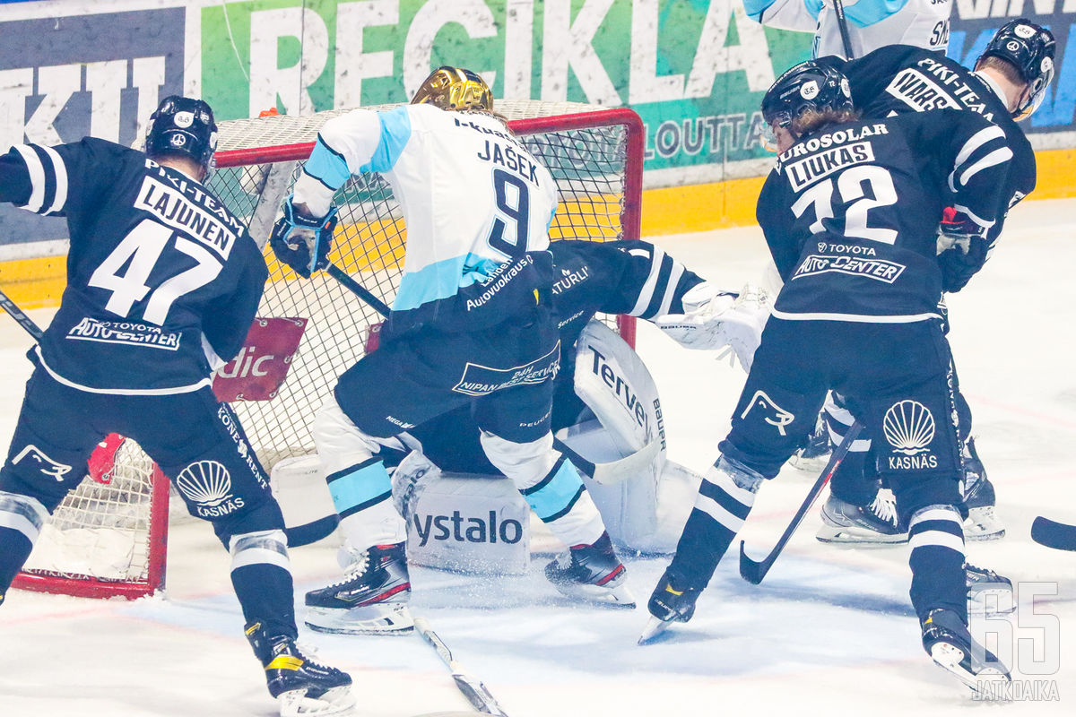 Lukas Jasek on toinen joukkueen hyökkäyksen keihäänkäristä.