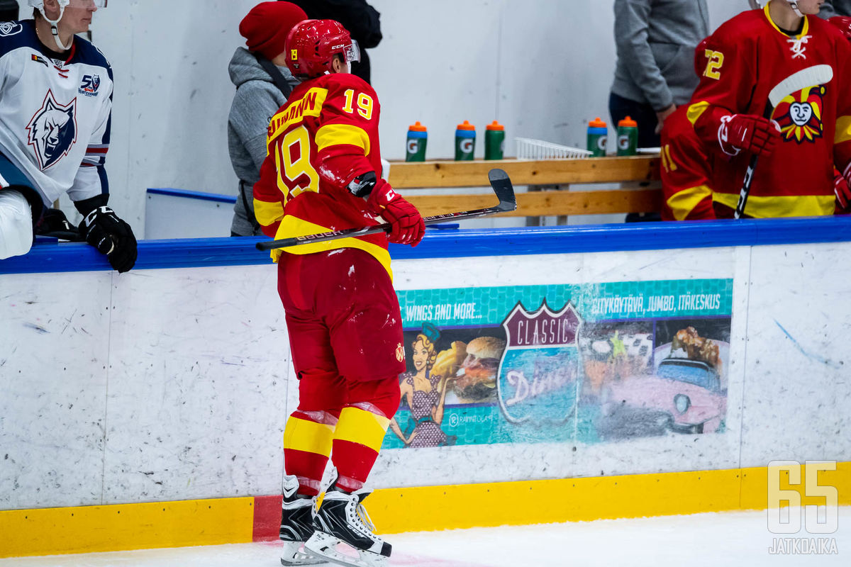 Tuore maailmanmestari Veli-Matti Savinainen joutuu huilaamaan seuraavat pari kuukautta alavartalovamman takia.