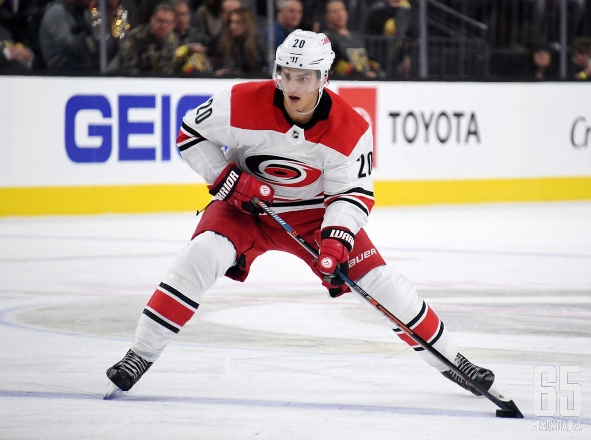 Sebastian Aho taituroi jatkossakin Carolina Hurricanesin väreissä.