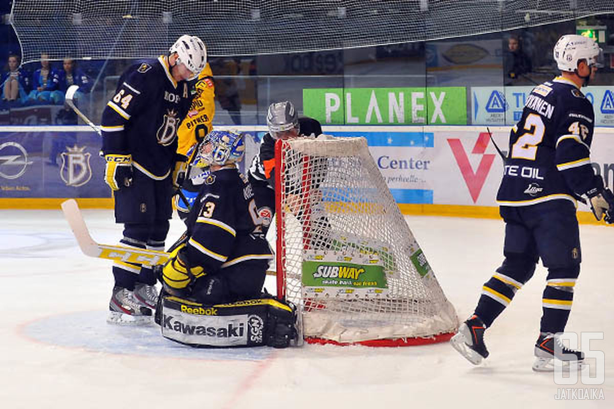 Kiekko on käynyt maalissa ja KalPa aloittaa juhlat.