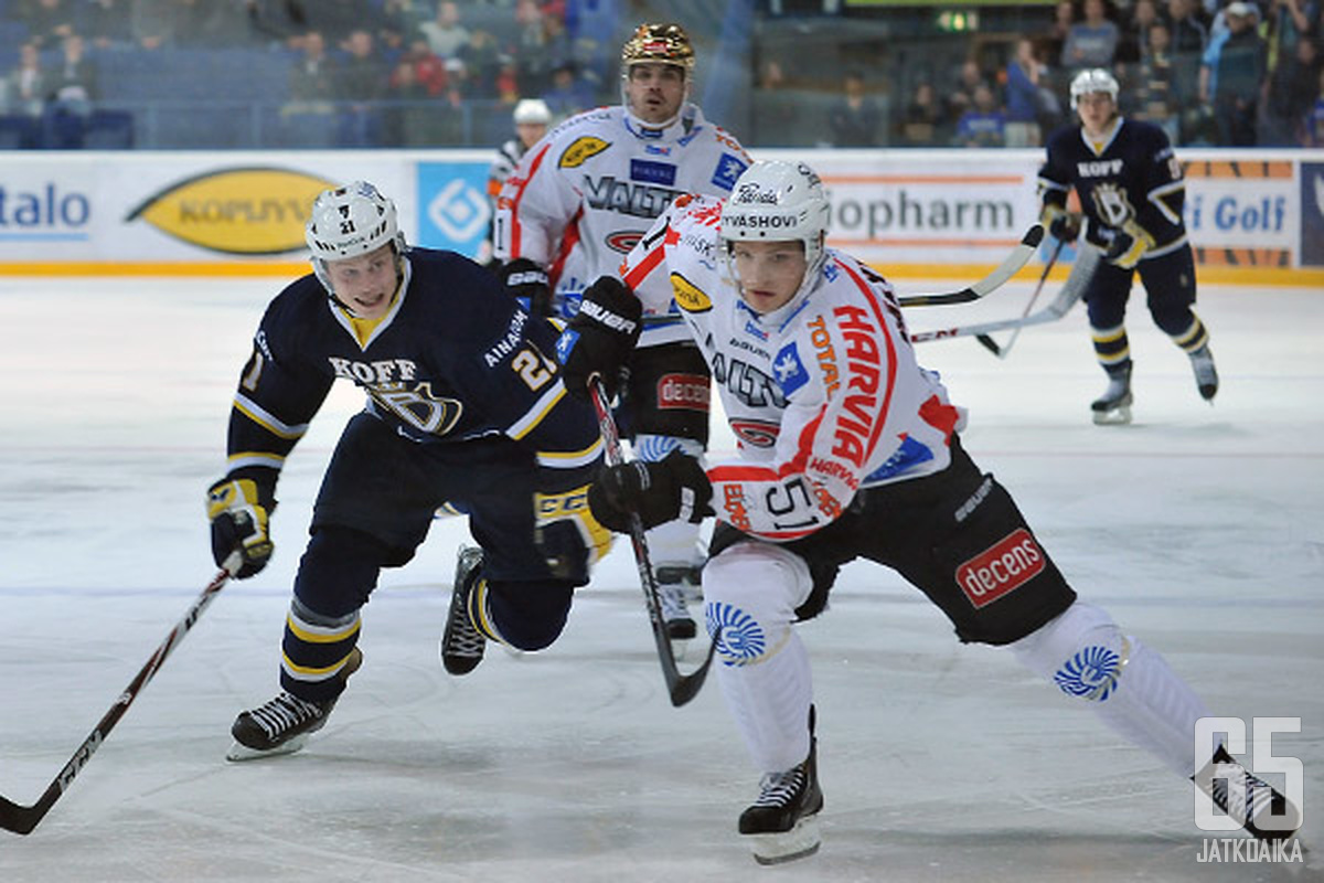 Eric Perrin katsoo kuinka Valtteri Virkkunen ja Kristian Näkyvä luistevat kilpaa.